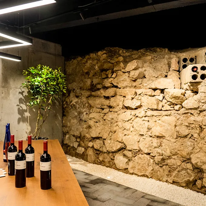 The preserved medieval wall at Ordo di Artis