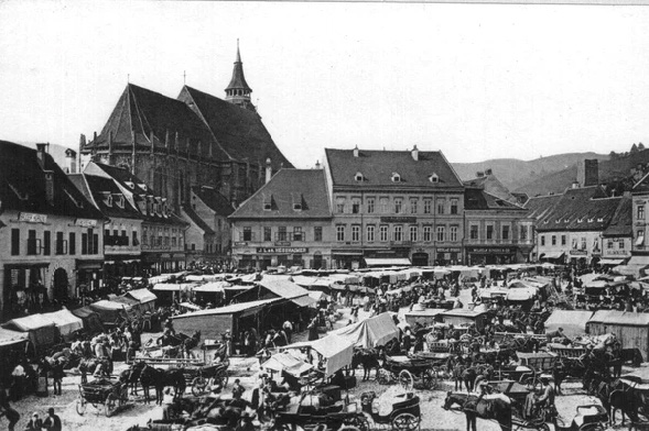 Markttag auf dem Rathausplatz in Brasov - um 1900 - wikimedia commons